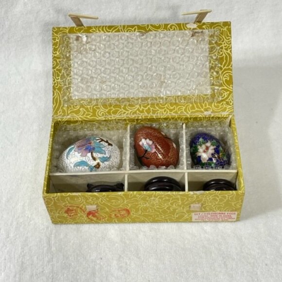 Vintage Chinese cloisonne eggs with stands in their original box. - Picture 6 of 6